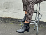 Quality women's boots in beautiful leather. Soft comfortable and elegant ankle boots with stacked wooden heel. In black.