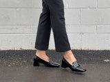 Quality, comfortable women's court shoes in patent leather. In black.